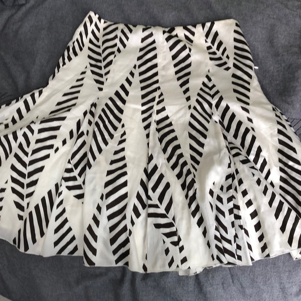 Beautiful NEW white and brown skirt with pattern